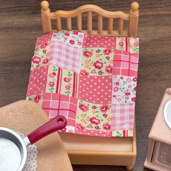 CALICO CRITTERS Cozy Cottage Starter Home Sylvanian Families Rabbit & Furniture - Picture 5 of 6